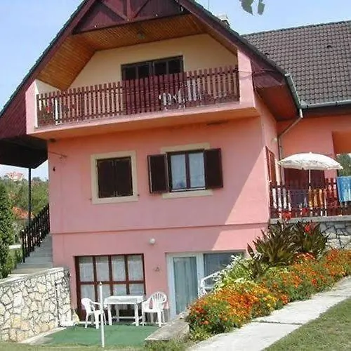 Toth Nyaralo 公寓式酒店 Balatongyörök